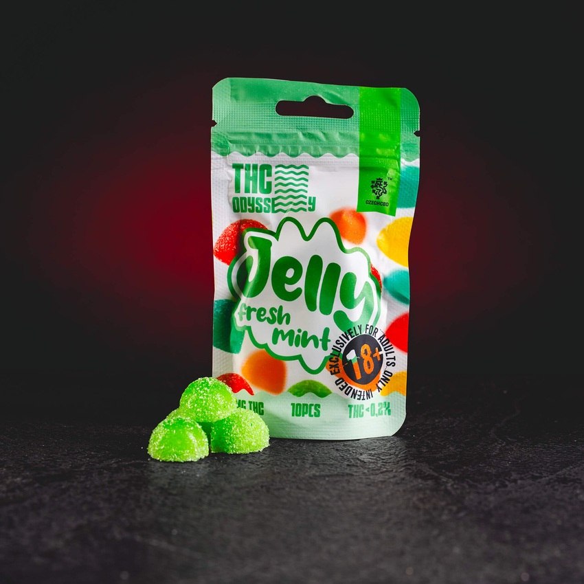 Premium Fruchtgelee TH Odyssey Jelly 70mg von Kratom Welt – Sammlerprodukt mit 10 Geleestücken, jeweils 7 mg TH-Cannabinoid, insgesamt 70 mg pro Packung. Hergestellt aus hochwertigen Zutaten, mit zarter Textur und einfacher Dosierung, entspricht den gesetzlichen Anforderungen der Europäischen Union mit einem Gehalt unter 0,2 %, wodurch es ein sicheres und legales Sammlerstück ist, das für seine entspannenden, harmonisierenden und stressreduzierenden Effekte geschätzt wird.
