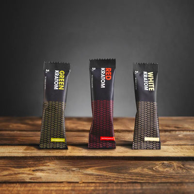 kratom world grün weiß rot Beutel red green white Kratom World 3g Beutel – Green Pure, Red Pure und White Pure Kratom feines Pulver aus Indonesien, praktische kleine Verpackung aus West-Kalimantan, hochwertiges Kratom von Kratom World kratom world green white red sachet Kratom World 3g sachets – Green Pure, Red Pure and White Pure Kratom fine powder from Indonesia, practical small packaging from West Kalimantan, high-quality kratom from Kratom World verde blanco rojo sobre Kratom World 3g so