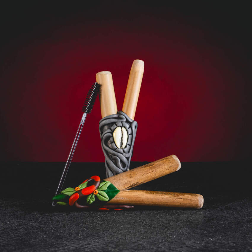 Exklusives rituelles Kuripe Yuxibu Snake aus dem Kratom World E-Shop mit detailreichem Motiv der heiligen Schlange. Dieses künstlerische Werkzeug ist von der Kosmovision des Stammes Huni Kuin (Kaxinawá) inspiriert und symbolisiert Transformation, Weisheit und die Kraft des Regenwaldes. Handgefertigtes Bambus-Blasrohr für Rapé mit dekorativem Harz, das als starker energetischer Ausstrahler bei tiefen Meditationen und schamanischen Zeremonien dient.