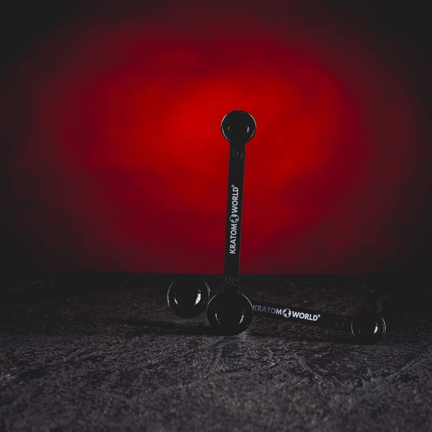 Schwarzer, beidseitiger Kratom World Messlöffel aus PP-Kunststoff mit Logo, geeignet für die ungefähre Dosierung von Pulvern, Nahrungsergänzungsmitteln, Kratom und Proteinmischungen; kleine Seite ca. 1 g, große Seite ca. 3 g, ideal für den häuslichen und mobilen Einsatz. Black double-sided measuring scoop by Kratom World made of PP plastic, featuring logo branding; designed for approximate dosing of powdered supplements, kratom, protein mixes and other powders. Small side approx. 1 g, large side approx. 3 g