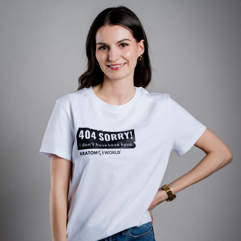 Kratom World Damen T-Shirt mit dem Motiv „sorry I don’t have kava kava” – originaler Merch für Kratom-Liebhaber und Fans der Marke Kratom World, stilvolles Streetwear-Design mit auffälligem Druck, bequemes T-Shirt für den täglichen Gebrauch, ideal für die Stadt, Events oder als Sammlerstück für die Kratom-Community