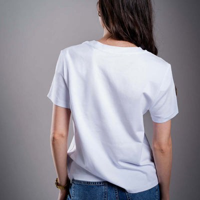 Kratom World Damen T-Shirt mit dem Motiv „damn bro, go buy KAVA KAVA” – originaler Merch für Kratom-Liebhaber und Fans der Marke Kratom World, stilvolles Streetwear-Design mit auffälligem Druck, bequemes T-Shirt für den täglichen Gebrauch, ideal für die Stadt, Events oder als Sammlerstück für die Kratom-Community, Rückseite