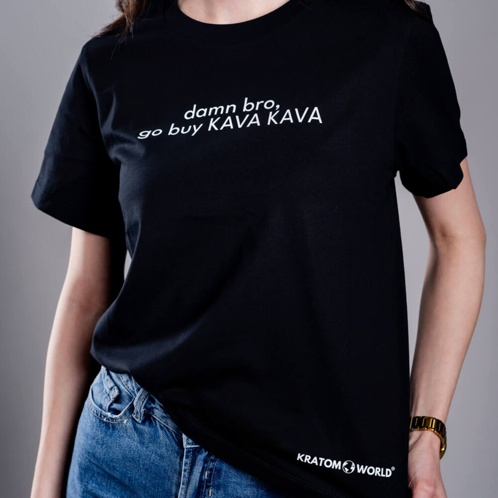 Kratom World Damen T-Shirt mit dem Motiv „damn bro, go buy KAVA KAVA” – originaler Merch für Kratom-Liebhaber und Fans der Marke Kratom World, stilvolles Streetwear-Design mit auffälligem Druck, bequemes T-Shirt für den täglichen Gebrauch, ideal für die Stadt, Events oder als Sammlerstück für die Kratom-Community, Logo-Detail-black