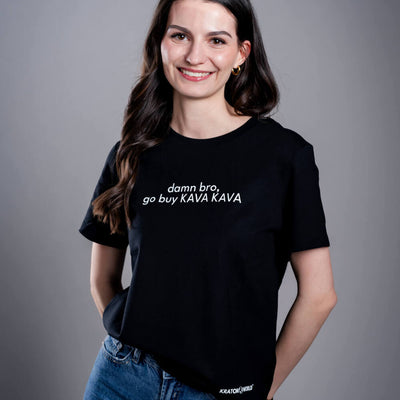 Kratom World Damen T-Shirt mit dem Motiv „damn bro, go buy KAVA KAVA” – originaler Merch für Kratom-Liebhaber und Fans der Marke Kratom World, stilvolles Streetwear-Design mit auffälligem Druck, bequemes T-Shirt für den täglichen Gebrauch, ideal für die Stadt, Events oder als Sammlerstück für die Kratom-Community-black