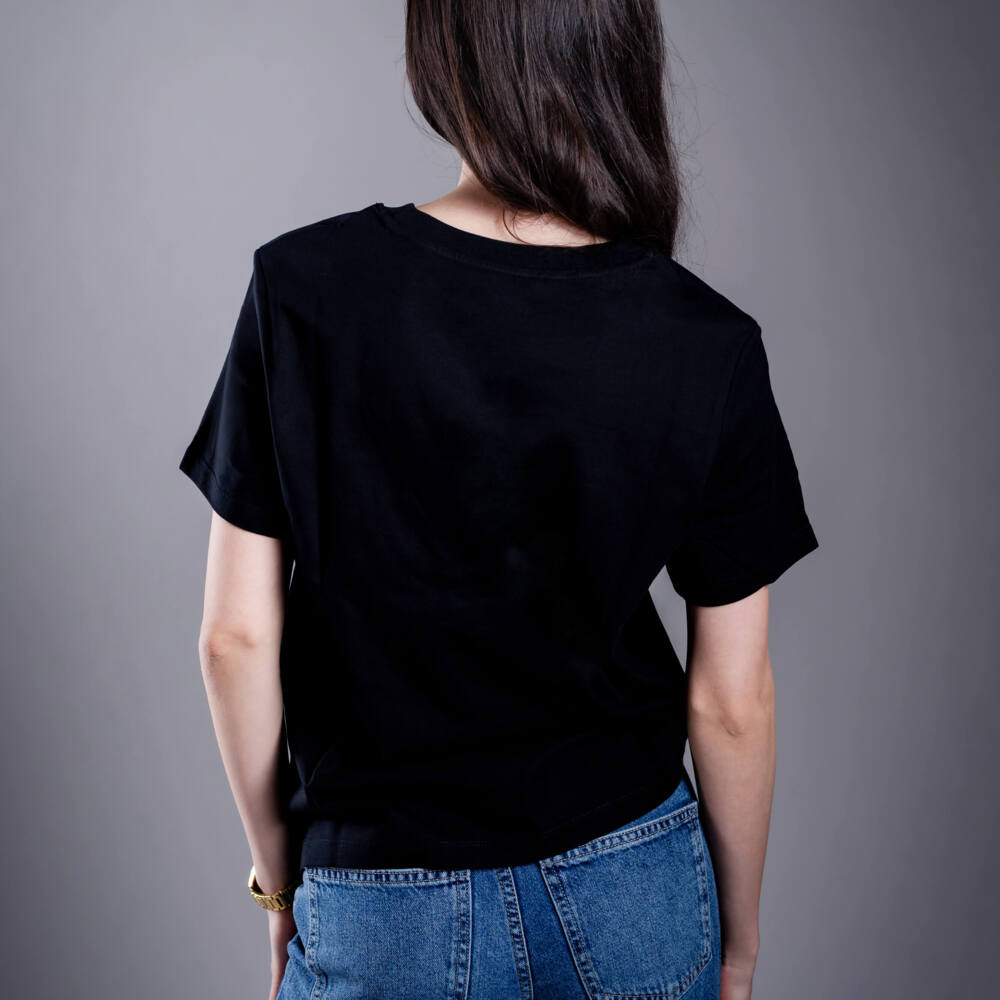 Kratom World Damen T-Shirt mit dem Motiv „damn bro, go buy KRATOM” – originaler Merch für Kratom-Liebhaber und Fans der Marke Kratom World, stilvolles Streetwear-Design mit auffälligem Druck, bequemes T-Shirt für den täglichen Gebrauch, ideal für die Stadt, Events oder als Sammlerstück für die Kratom-Community, Rückseite-black