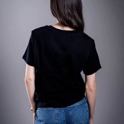 Kratom World Damen T-Shirt mit dem Motiv „damn bro, go buy KRATOM” – originaler Merch für Kratom-Liebhaber und Fans der Marke Kratom World, stilvolles Streetwear-Design mit auffälligem Druck, bequemes T-Shirt für den täglichen Gebrauch, ideal für die Stadt, Events oder als Sammlerstück für die Kratom-Community, Rückseite-black