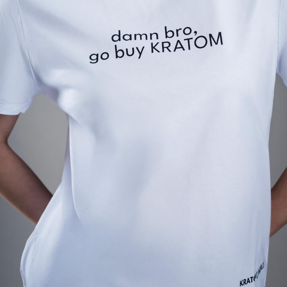 Kratom World Damen T-Shirt mit dem Motiv „damn bro, go buy KRATOM” – originaler Merch für Kratom-Liebhaber und Fans der Marke Kratom World, stilvolles Streetwear-Design mit auffälligem Druck, bequemes T-Shirt für den täglichen Gebrauch, ideal für die Stadt, Events oder als Sammlerstück für die Kratom-Community, Nahaufnahme