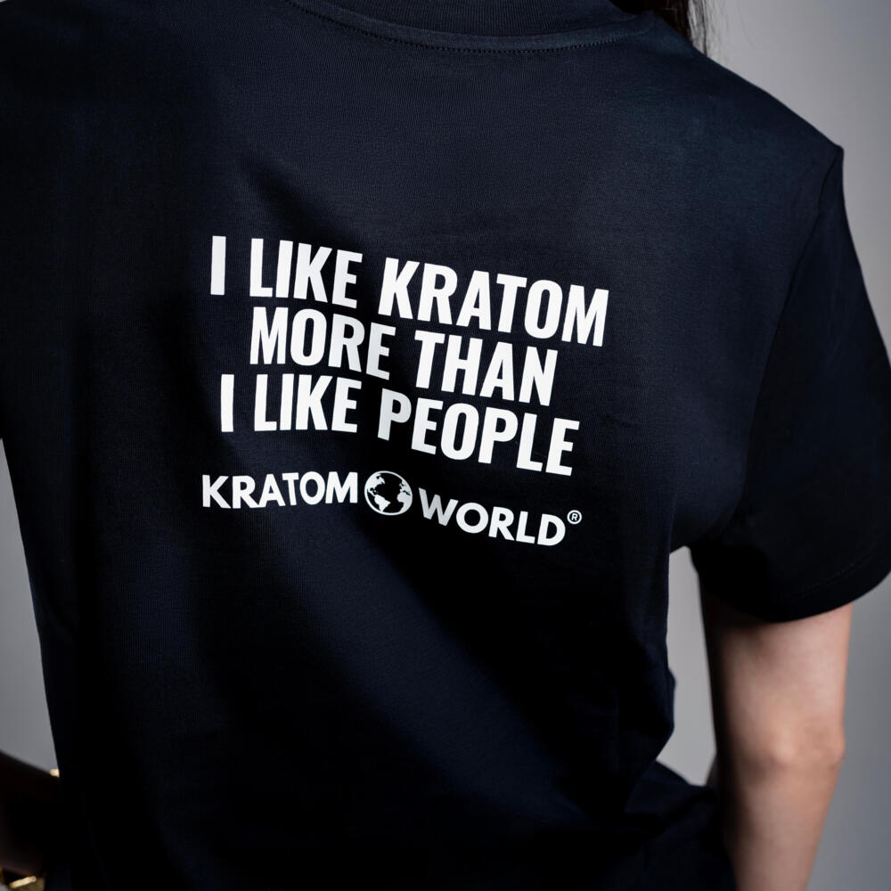 Damen T-Shirt Kratom World mit dem Motiv „I like Kratom more than I like people.” – originaler Merch für Kratom-Liebhaber und Fans der Marke Kratom World, stilvolles Streetwear-Design mit auffälligem Druck, bequemes T-Shirt für den täglichen Gebrauch, ideal für die Stadt, Events oder als Sammlerstück für die Kratom-Community, Nahaufnahme-black