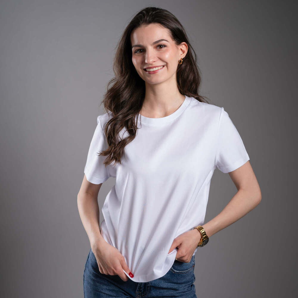 Damen T-Shirt Kratom World mit dem Motiv „I like Kratom more than I like people.” – originaler Merch für Kratom-Liebhaber und Fans der Marke Kratom World, stilvolles Streetwear-Design mit auffälligem Druck, bequemes T-Shirt für den täglichen Gebrauch, ideal für die Stadt, Events oder als Sammlerstück für die Kratom-Community