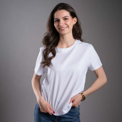 Damen T-Shirt Kratom World mit dem Motiv „I like Kratom more than I like people.” – originaler Merch für Kratom-Liebhaber und Fans der Marke Kratom World, stilvolles Streetwear-Design mit auffälligem Druck, bequemes T-Shirt für den täglichen Gebrauch, ideal für die Stadt, Events oder als Sammlerstück für die Kratom-Community