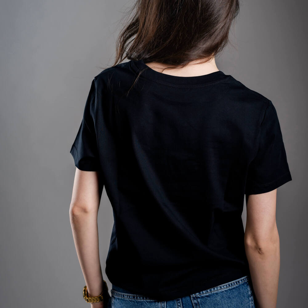 Damen T-Shirt Kratom World mit dem Motiv „Kratom – The Natural Way.” – originaler Merch für Kratom-Liebhaber und Fans der Marke Kratom World, stilvolles Streetwear-Design mit auffälligem Druck, bequemes T-Shirt für den täglichen Gebrauch, ideal für die Stadt, Events oder als Sammlerstück für die Kratom-Community, Rückseite-black