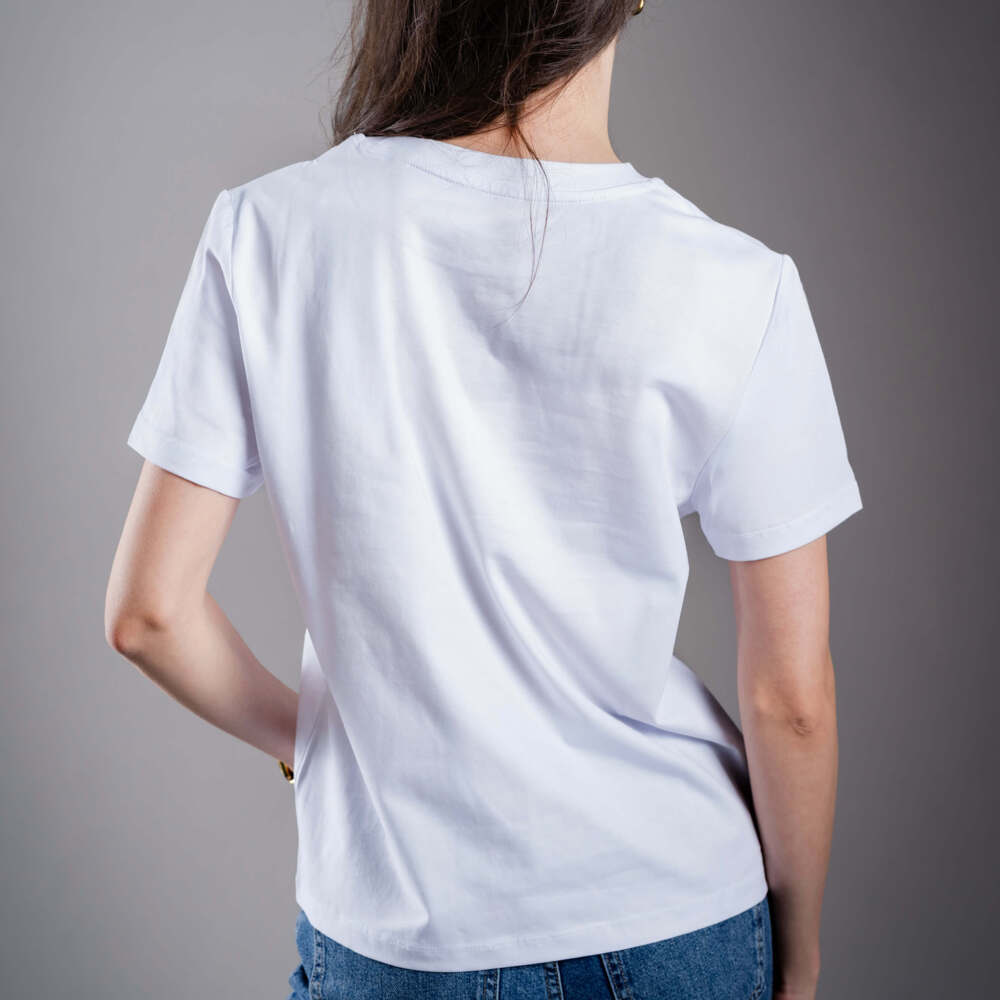 Damen T-Shirt Kratom World mit dem Motiv „Kratom – The Natural Way.” – originaler Merch für Kratom-Liebhaber und Fans der Marke Kratom World, stilvolles Streetwear-Design mit auffälligem Druck, bequemes T-Shirt für den täglichen Gebrauch, ideal für die Stadt, Events oder als Sammlerstück für die Kratom-Community, Rückseite