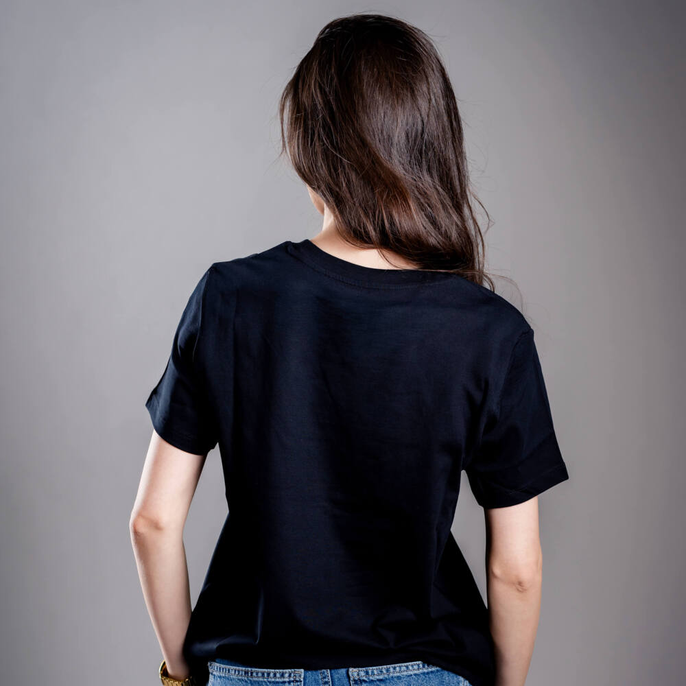 Kratom World Damen T-Shirt mit dem Motiv „Kratom Verified“ – originaler Merch für Kratom-Liebhaber und Fans der Marke Kratom World, stilvolles Streetwear-Design mit auffälligem Druck, bequemes T-Shirt für den täglichen Gebrauch, ideal für die Stadt, Events oder als Sammlerstück für die Kratom-Community, Rückseite-black