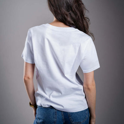 Kratom World Damen T-Shirt mit dem Motiv „Kratom Verified“ – originaler Merch für Kratom-Liebhaber und Fans der Marke Kratom World, stilvolles Streetwear-Design mit auffälligem Druck, bequemes T-Shirt für den täglichen Gebrauch, ideal für die Stadt, Events oder als Sammlerstück für die Kratom-Community, Rückseite