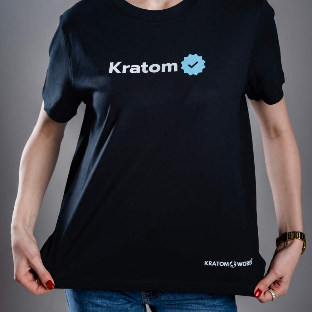 Kratom World Damen T-Shirt mit dem Motiv „Kratom Verified“ – originaler Merch für Kratom-Liebhaber und Fans der Marke Kratom World, stilvolles Streetwear-Design mit auffälligem Druck, bequemes T-Shirt für den täglichen Gebrauch, ideal für die Stadt, Events oder als Sammlerstück für die Kratom-Community, Nahaufnahme-black