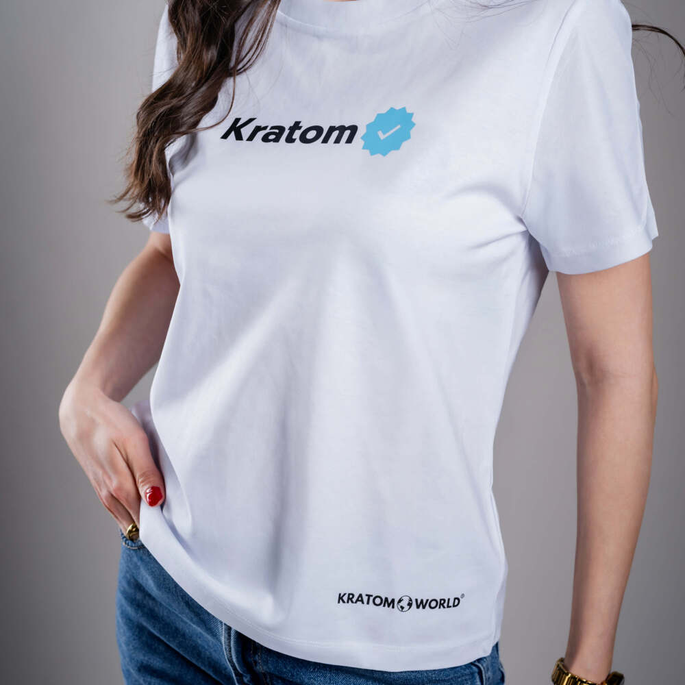 Kratom World Damen T-Shirt mit dem Motiv „Kratom Verified“ – originaler Merch für Kratom-Liebhaber und Fans der Marke Kratom World, stilvolles Streetwear-Design mit auffälligem Druck, bequemes T-Shirt für den täglichen Gebrauch, ideal für die Stadt, Events oder als Sammlerstück für die Kratom-Community, Nahaufnahme