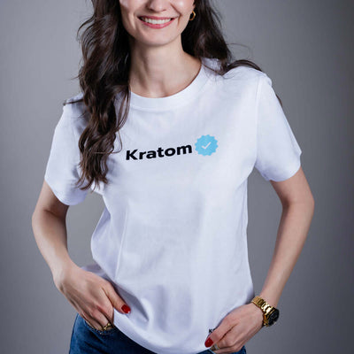 Kratom World Damen T-Shirt mit dem Motiv „Kratom Verified“ – originaler Merch für Kratom-Liebhaber und Fans der Marke Kratom World, stilvolles Streetwear-Design mit auffälligem Druck, bequemes T-Shirt für den täglichen Gebrauch, ideal für die Stadt, Events oder als Sammlerstück für die Kratom-Community, Logo-Detail