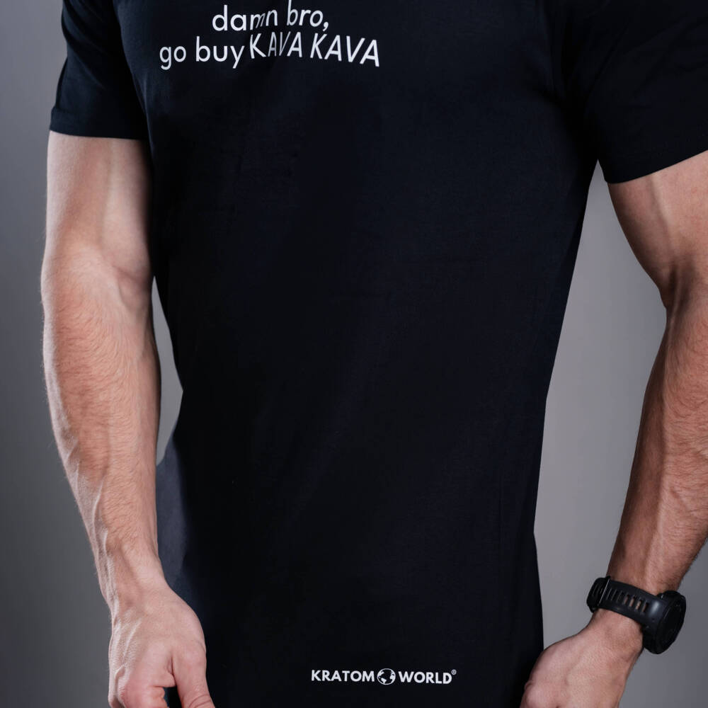 Kratom World Herren T-Shirt mit dem Motiv „damn bro, go buy KAVA KAVA” – originaler Merch für Kratom-Liebhaber und Fans der Marke Kratom World, stilvolles Streetwear-Design mit auffälligem Druck, bequemes T-Shirt für den täglichen Gebrauch, ideal für die Stadt, Events oder als Sammlerstück für die Kratom-Community, Nahaufnahme-black