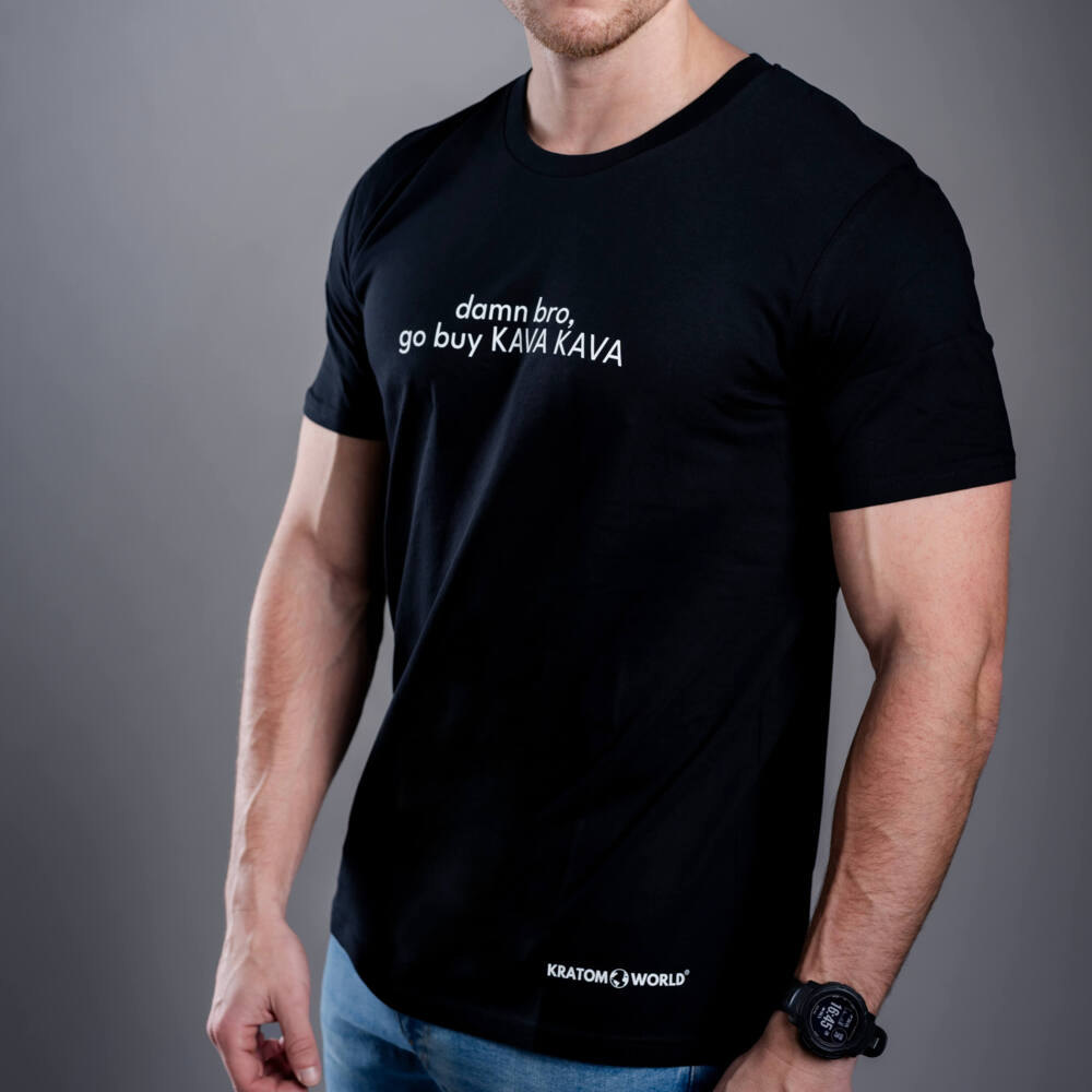 Kratom World Herren T-Shirt mit dem Motiv „damn bro, go buy KAVA KAVA” – originaler Merch für Kratom-Liebhaber und Fans der Marke Kratom World, stilvolles Streetwear-Design mit auffälligem Druck, bequemes T-Shirt für den täglichen Gebrauch, ideal für die Stadt, Events oder als Sammlerstück für die Kratom-Community, Logo-Detail-black