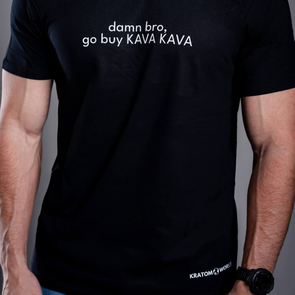 Kratom World Herren T-Shirt mit dem Motiv „damn bro, go buy KAVA KAVA” – originaler Merch für Kratom-Liebhaber und Fans der Marke Kratom World, stilvolles Streetwear-Design mit auffälligem Druck, bequemes T-Shirt für den täglichen Gebrauch, ideal für die Stadt, Events oder als Sammlerstück für die Kratom-Community, Nahaufnahme-black