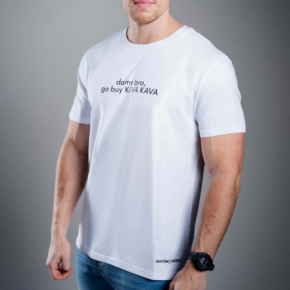 Kratom World Herren T-Shirt mit dem Motiv „damn bro, go buy KAVA KAVA” – originaler Merch für Kratom-Liebhaber und Fans der Marke Kratom World, stilvolles Streetwear-Design mit auffälligem Druck, bequemes T-Shirt für den täglichen Gebrauch, ideal für die Stadt, Events oder als Sammlerstück für die Kratom-Community, Logo-Detail