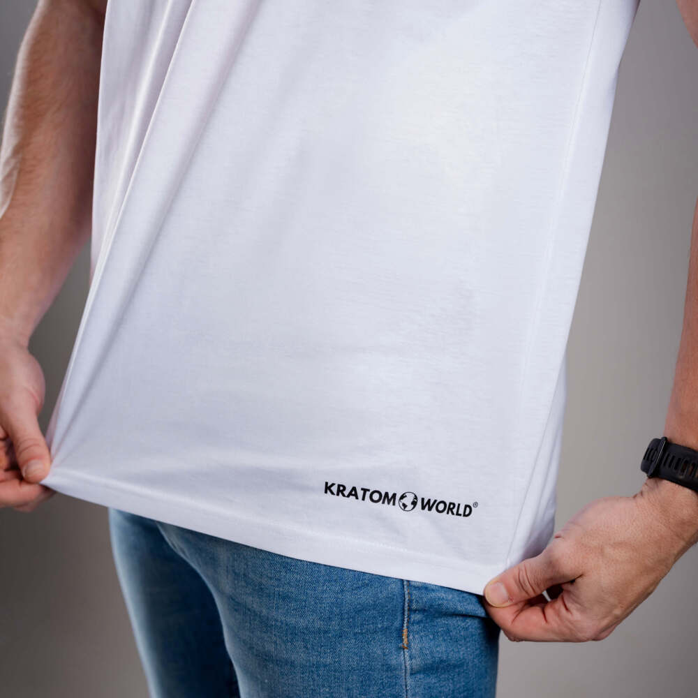 Kratom World Herren T-Shirt mit dem Motiv „damn bro, go buy KRATOM” – originaler Merch für Kratom-Liebhaber und Fans der Marke Kratom World, stilvolles Streetwear-Design mit auffälligem Druck, bequemes T-Shirt für den täglichen Gebrauch, ideal für die Stadt, Events oder als Sammlerstück für die Kratom-Community, Nahaufnahme