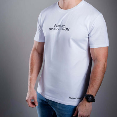 Kratom World Herren T-Shirt mit dem Motiv „damn bro, go buy KRATOM” – originaler Merch für Kratom-Liebhaber und Fans der Marke Kratom World, stilvolles Streetwear-Design mit auffälligem Druck, bequemes T-Shirt für den täglichen Gebrauch, ideal für die Stadt, Events oder als Sammlerstück für die Kratom-Community, Logo-Detail