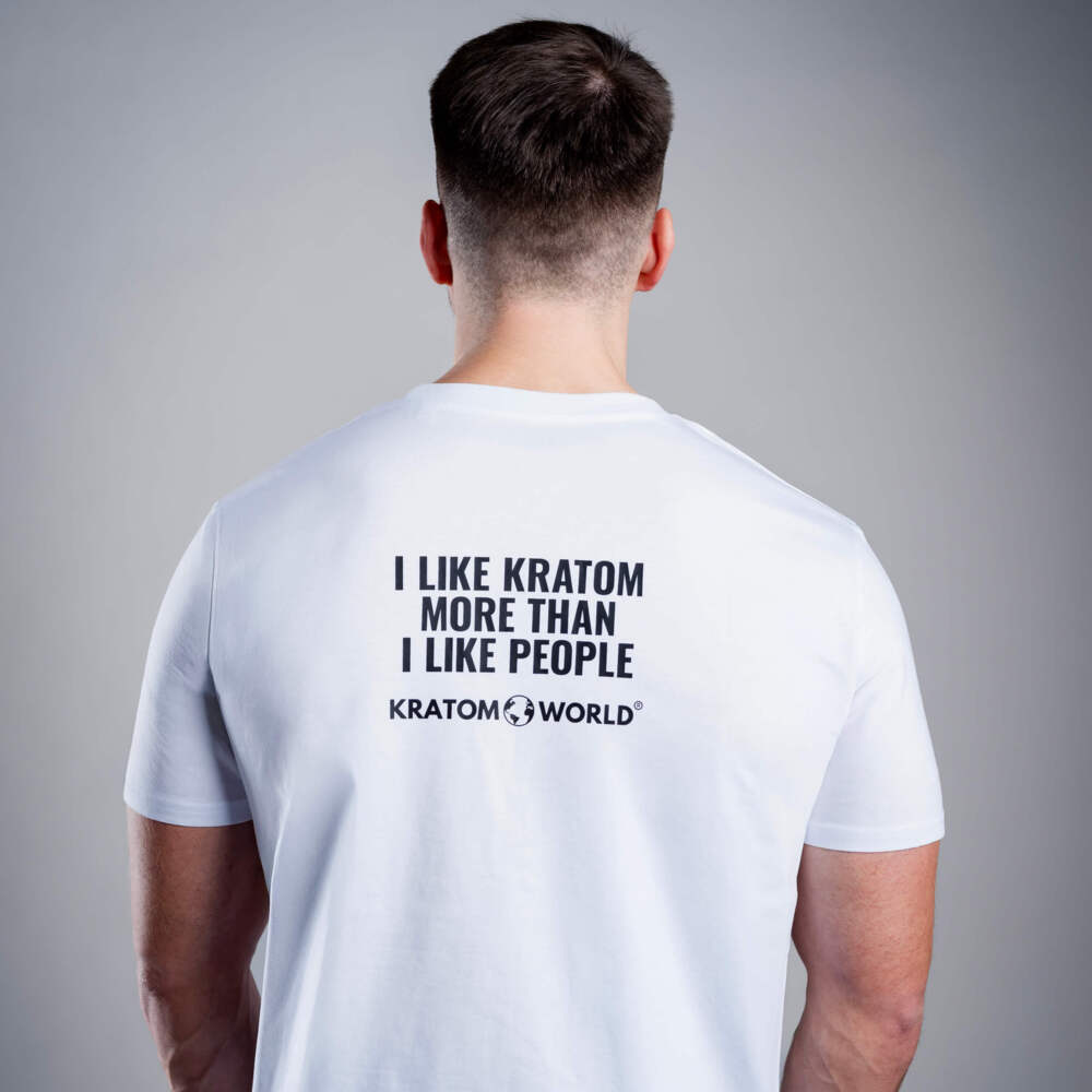 Herren T-Shirt Kratom World mit dem Motiv „I like Kratom more than I like people.” – originaler Merch für Kratom-Liebhaber und Fans der Marke Kratom World, stilvolles Streetwear-Design mit auffälligem Druck, bequemes T-Shirt für den täglichen Gebrauch, ideal für die Stadt, Events oder als Sammlerstück für die Kratom-Community, Rückseite