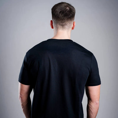 Herren T-Shirt Kratom World mit dem Motiv „Kratom – The Natural Way.” – originaler Merch für Kratom-Liebhaber und Fans der Marke Kratom World, stilvolles Streetwear-Design mit auffälligem Druck, bequemes T-Shirt für den täglichen Gebrauch, ideal für die Stadt, Events oder als Sammlerstück für die Kratom-Community, Rückseite-black