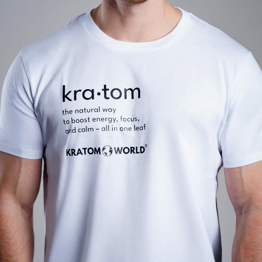Herren T-Shirt Kratom World mit dem Motiv „Kratom – The Natural Way.” – originaler Merch für Kratom-Liebhaber und Fans der Marke Kratom World, stilvolles Streetwear-Design mit auffälligem Druck, bequemes T-Shirt für den täglichen Gebrauch, ideal für die Stadt, Events oder als Sammlerstück für die Kratom-Community, Nahaufnahme