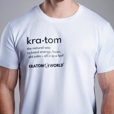 Herren T-Shirt Kratom World mit dem Motiv „Kratom – The Natural Way.” – originaler Merch für Kratom-Liebhaber und Fans der Marke Kratom World, stilvolles Streetwear-Design mit auffälligem Druck, bequemes T-Shirt für den täglichen Gebrauch, ideal für die Stadt, Events oder als Sammlerstück für die Kratom-Community, Nahaufnahme