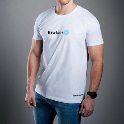 Kratom World Herren T-Shirt mit dem Motiv „Kratom Verified“ – originaler Merch für Kratom-Liebhaber und Fans der Marke Kratom World, stilvolles Streetwear-Design mit auffälligem Druck, bequemes T-Shirt für den täglichen Gebrauch, ideal für die Stadt, Events oder als Sammlerstück für die Kratom-Community, Logo-Detail