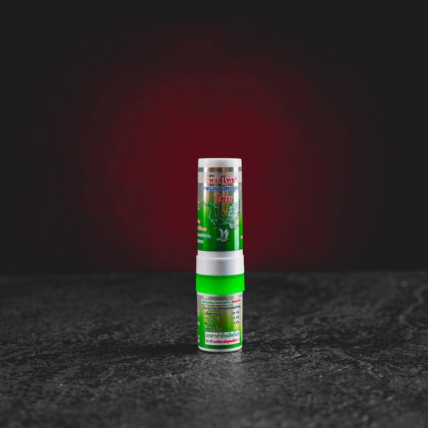 HongThai Green Nasal thailändischer Kräuterinhalator – klassische grüne Rezeptur als Stick. Kampfer, Menthol, Borneol und Eukalyptus für tägliche Erfrischung und Entspannung classic green formula in stick format. Camphor, menthol, borneol and eucalyptus for everyday freshness and relaxation receta verde clásica en formato stick. Alcanfor, mentol, borneol y eucalipto para frescura y relajación diaria