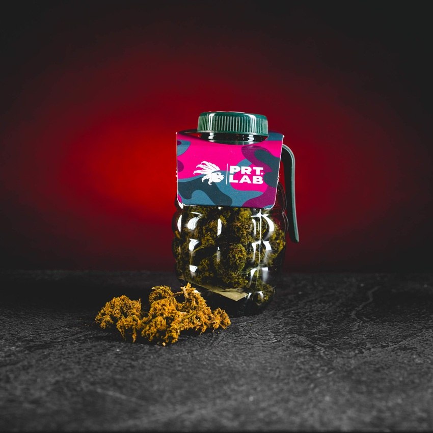 kratom world blüten small buds granat 10oh kratomworld verkauf SMALL BUDS 10-OH – Premium-Kleinblüten, die eine Explosion von Aromen und Düften bieten. Süß-säuerliche Bonbonnoten vereinen sich mit saftiger Mango, erfrischenden Zitrusfrüchten und einem cremigen Abgang, typisch für RUNTZ, und schaffen ein intensives, komplexes und unvergessliches Erlebnis für wahre Kenner.