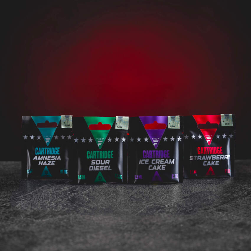THF Cartridge Kollektion der Sorten Amnesia Haze, Ice Cream Cake, Sour Diesel und Strawberry Cake, premium Cartridge-Serie mit moderner THF-Formel, ausdrucksstarken Terpenprofilen, sanftem Zug, stilvollem Design und ausgewogenem Sammlereffekt. con fórmula moderna de THF y perfil selectivo sativa moderne THF-formule en sativa-selectief profiel