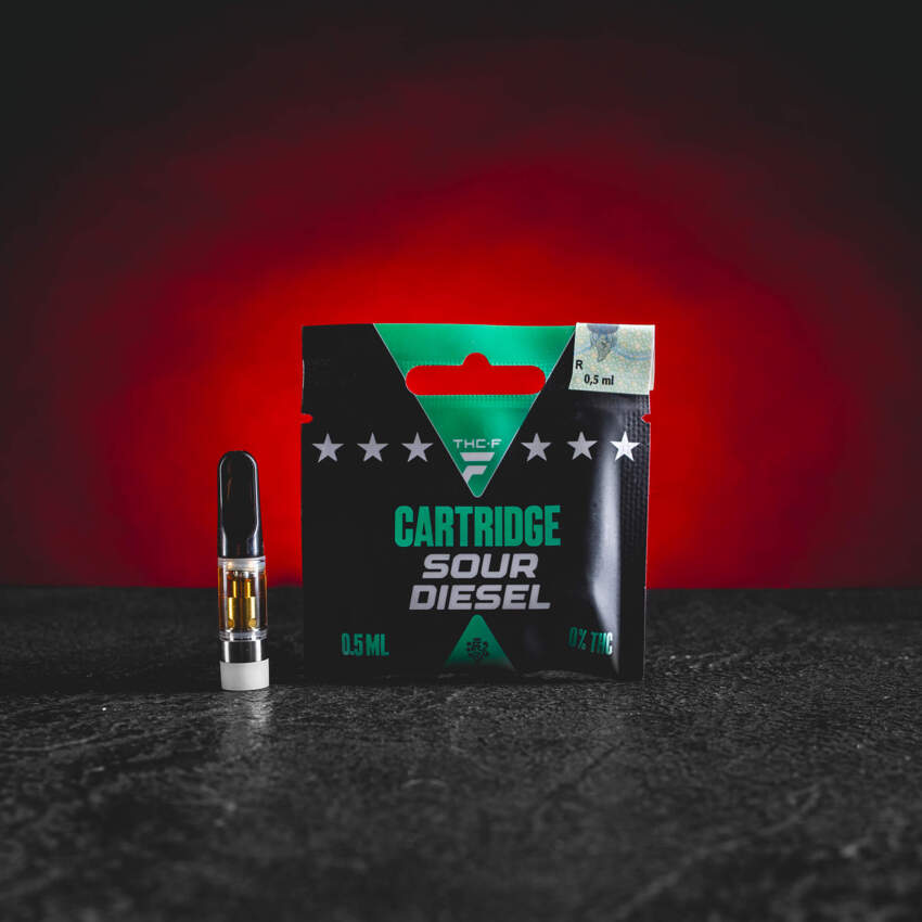 THF Cartridge Sour Diesel mit moderner THF-Formel, markanter Kombination aus Zitrus-, Kräuter- und typischem Dieselaroma, schnellem Wirkungseintritt, Fokusunterstützung und klarer Energie, intensivem Terpenprofil und kräftigem Geschmackserlebnis. con fórmula moderna de THF y perfil selectivo sativa moderne THF-formule en sativa-selectief profiel