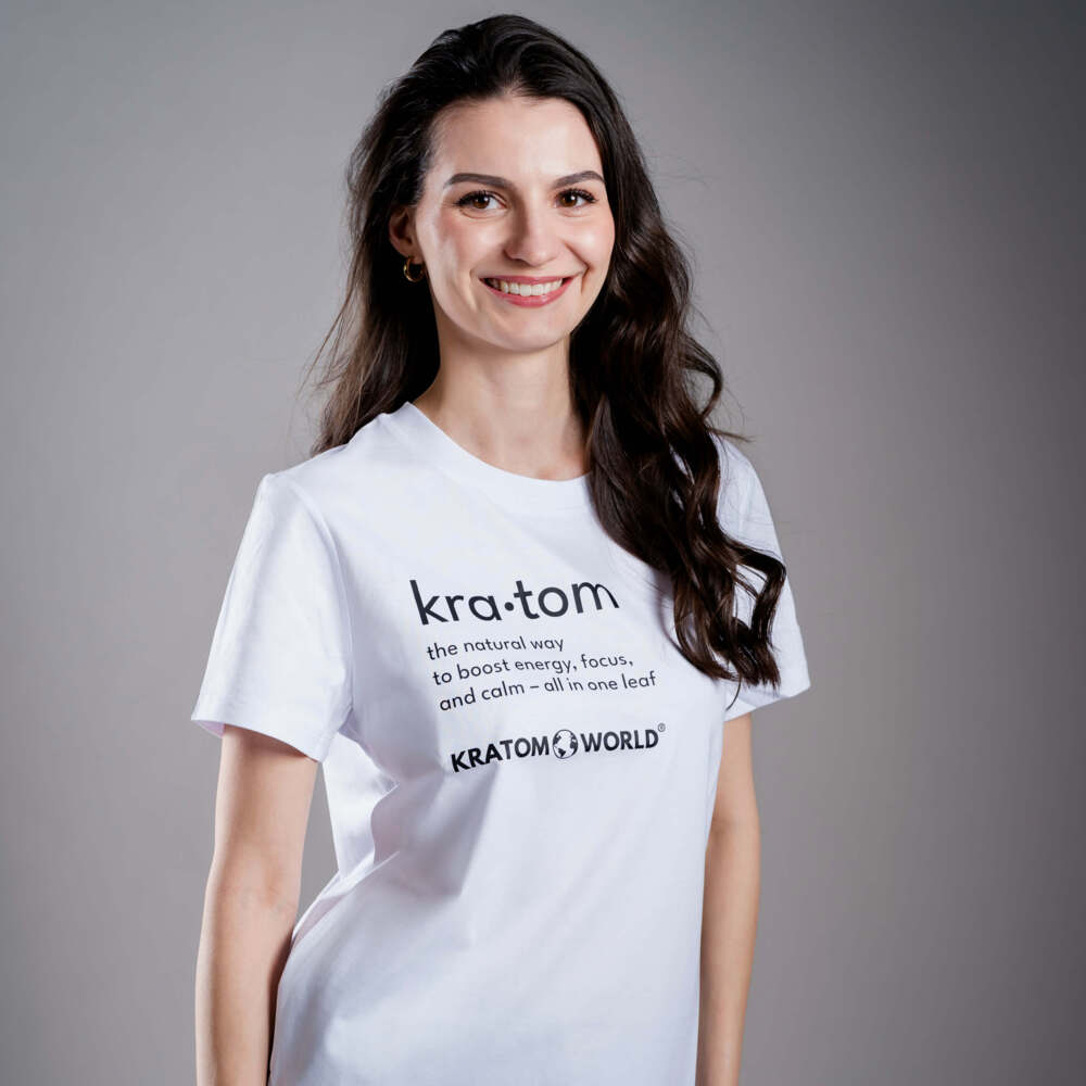 Damen T-Shirt Kratom World mit dem Motiv „Kratom – The Natural Way.” – originaler Merch für Kratom-Liebhaber und Fans der Marke Kratom World, stilvolles Streetwear-Design mit auffälligem Druck, bequemes T-Shirt für den täglichen Gebrauch, ideal für die Stadt, Events oder als Sammlerstück für die Kratom-Community